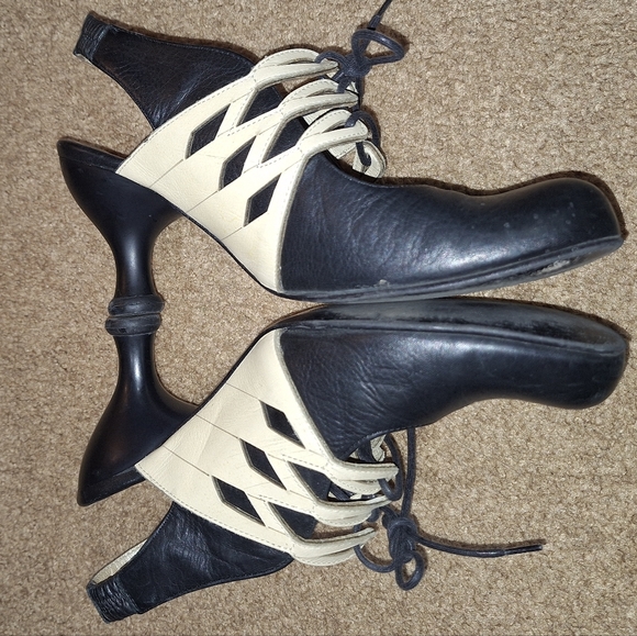 6.5 Fluevog Black Beige Sally Skull Bellevue Heels - Picture 5 of 7